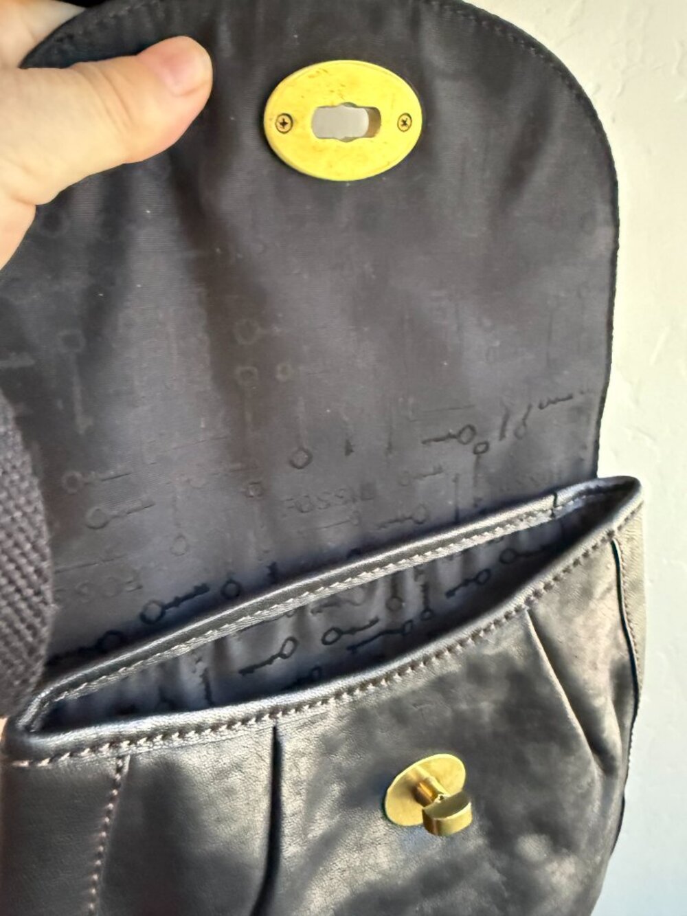 FOSSIL Turnlock Smooth Leather Crossbody Bag w Multiple Compartments/Card Slots - Picture 3 of 8
